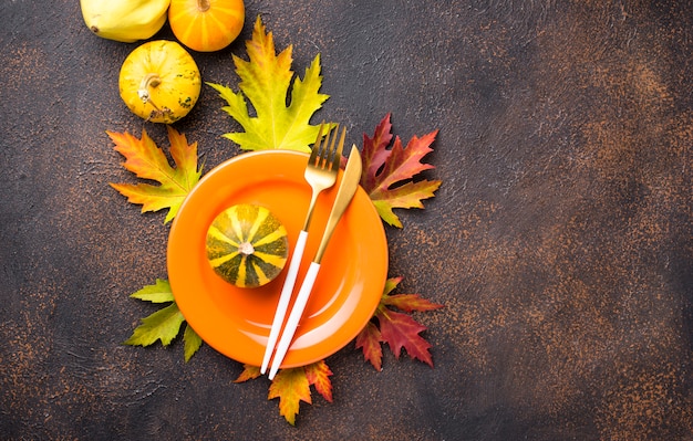 Herbstgedeck mit Blättern