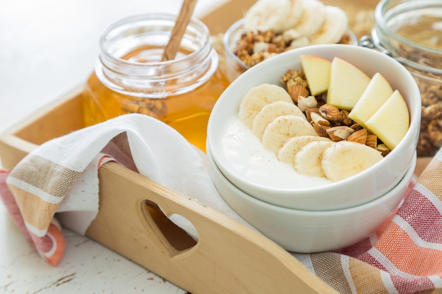 Herbstgranola mit Bananenäpfeln und -mandel