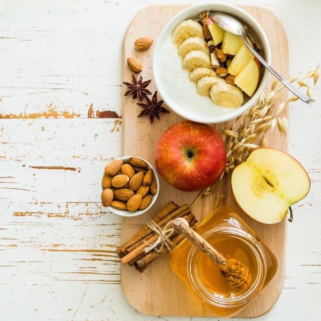 Herbstgranola mit Bananenäpfeln und -mandel