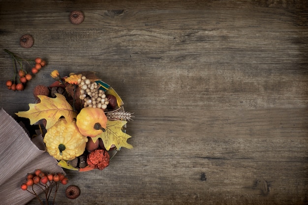 Herbsthintergrund mit Herbsttrockenschmuck auf Holz