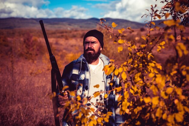 Herbstjagdsaison Jäger mit Schrotflinte auf der Jagd Herbstjagd Jagd in Amerika Gebirgsjagd