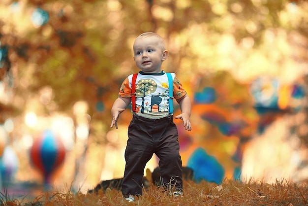 Herbstkind spielt Ball im Park