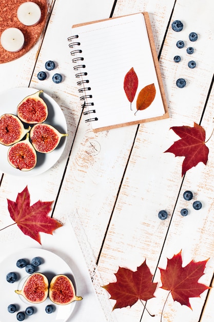 Herbstkomposition. Draufsicht auf Feigen, Blaubeeren und andere Herbstartikel.