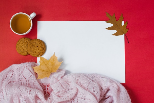 Herbstkomposition Fly Lady mit einer Tasse Tee und gelben Herbstblättern