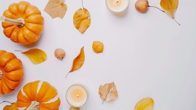 Herbstkomposition Kürbisse Kerzen getrocknete Blätter auf weißem Hintergrund Herbstfall Hal Generative KI