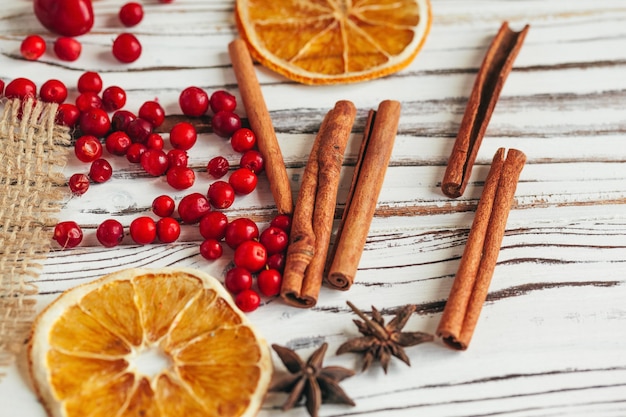 Herbstkomposition mit heißem Glühwein und Gewürzen auf Holzuntergrund