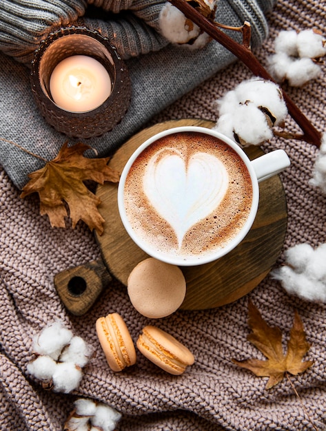 Herbstkomposition mit Tasse Kaffee