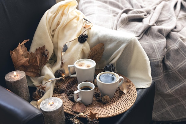 Herbstkomposition mit Tassen Kaffee und Blättern