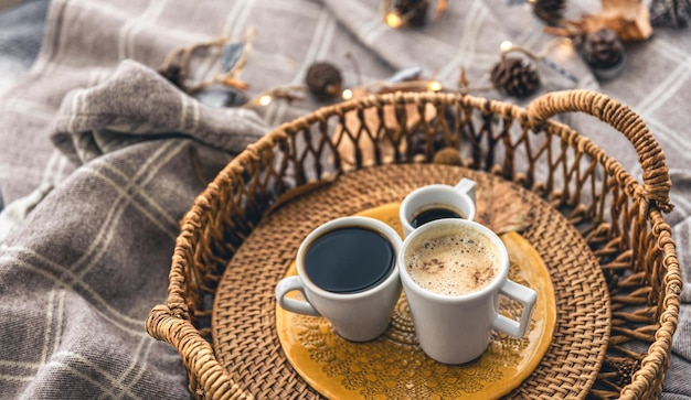 Herbstkomposition mit Tassen Kaffee und Blättern