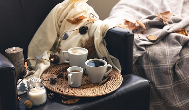 Herbstkomposition mit Tassen Kaffee und Blättern