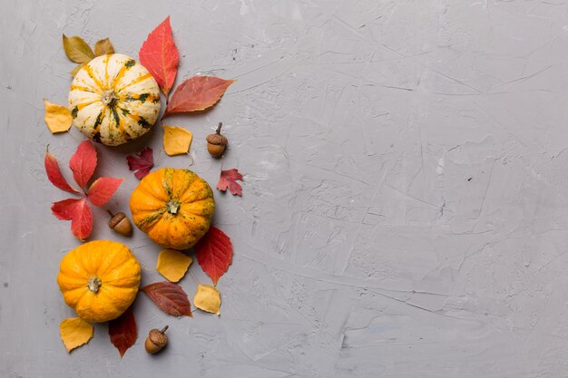 Herbstkomposition Muster aus getrockneten Blättern und anderen Designaccessoires auf dem Tisch Flache Ansicht von oben