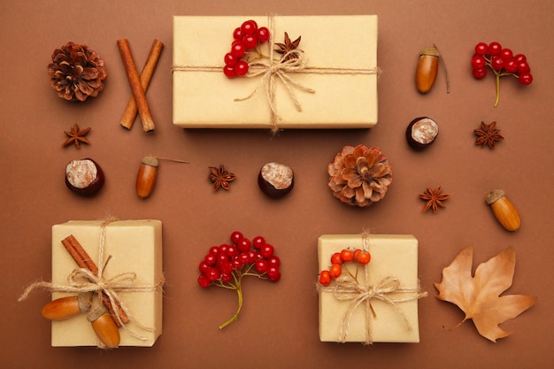 Herbstkomposition und Geschenke auf Braun