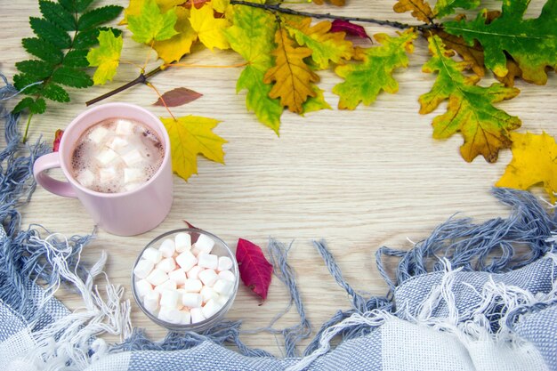 Herbstkonzept Draufsicht Heißer Kakao oder heiße Schokolade mit Marshmallows auf alten Holzbrettern