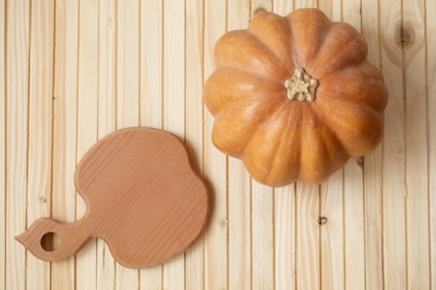 Herbstkürbis auf Holzbretttisch