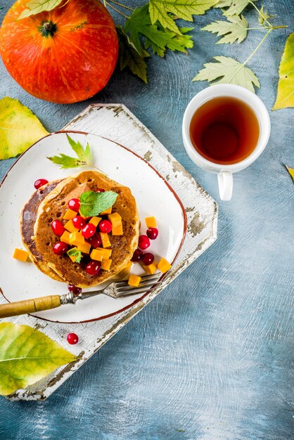 Herbstkürbispfannkuchen mit Tee