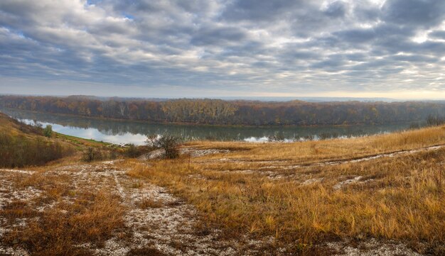 Herbstlandschaft auf den Hügeln des Flusses Don. Ansicht des Teiches auf einer Oberfläche des bewölkten Himmels