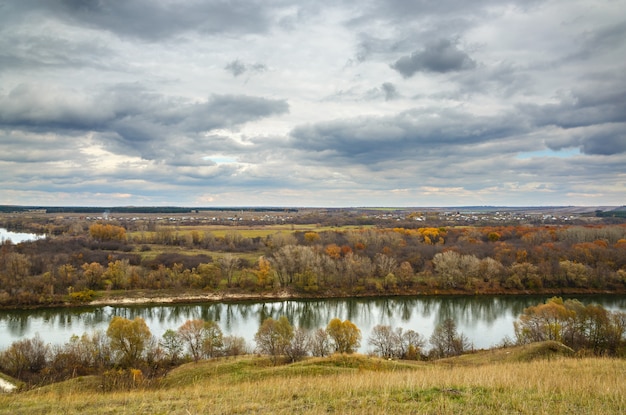 Herbstlandschaft auf den Hügeln des Flusses Don. Blick auf den Teich vor bewölktem Himmel ..