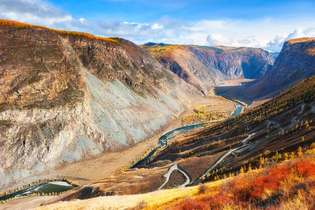 Herbstlandschaft des Chulyshman River Valley mit Katu-Yaryk-Pass im Altai-Gebirge, Sibirien, Russland