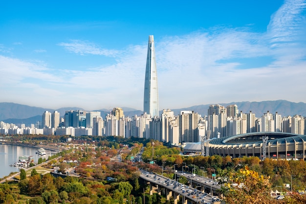 Herbstlandschaft des Han-Flusses in Seoul, Südkorea im Jahr 2020.