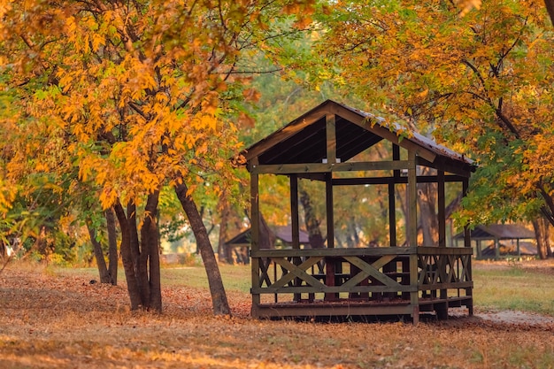 Herbstlandschaft ein hölzerner pavillon im park