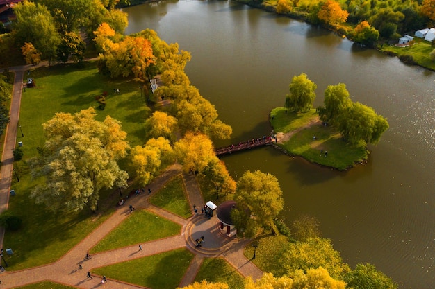 Herbstlandschaft im Loshitsky Park in Minsk WeißrusslandGoldener Herbst