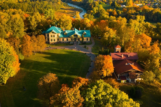 Herbstlandschaft im Loshitsky Park in Minsk WeißrusslandGoldener Herbst