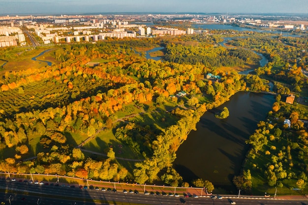 Herbstlandschaft im Loshitsky Park in Minsk WeißrusslandGoldener Herbst