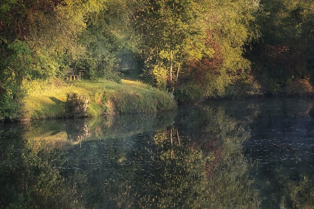 Foto herbstlandschaft im park