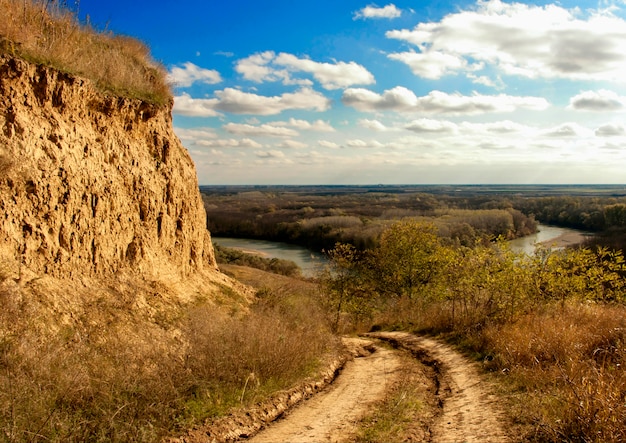 Herbstlandschaft mit blauem Himmel und Wolken