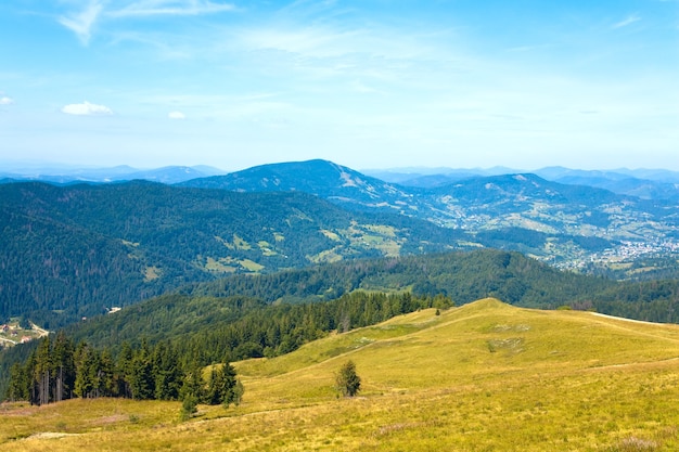 Herbstlandschaft mit Dorf am Berghang