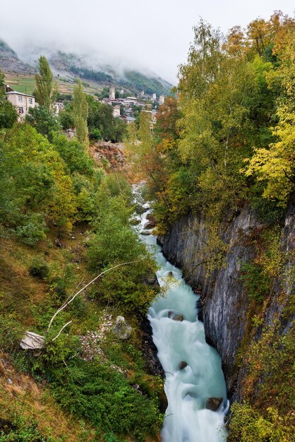 Herbstlandschaft mit einem Bergfluss in der Stadt Mestia, Georgien