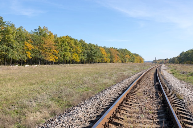 Herbstlandschaft mit Eisenbahn- und Eichenhain