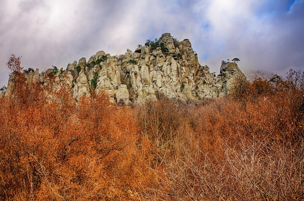 Herbstlandschaft mit Felsen