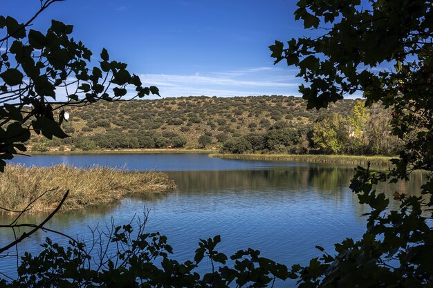 Herbstlandschaft mit See an einem sonnigen Tag