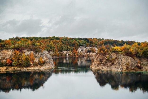 Herbstlandschaft mit See im Steinbruch Zakrzowek Krakau Farbige Herbstbäume am Ufer