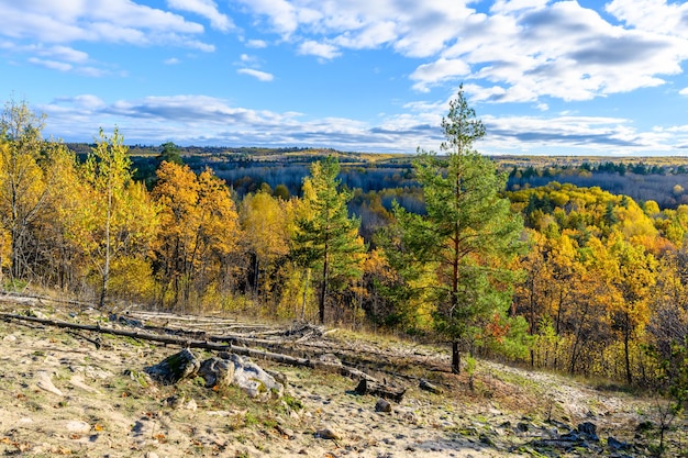 Herbstlandschaft Natur in den Bergen im Herbst Felsen Berge Hügel Landschaft mit Felsen im Vordergrund