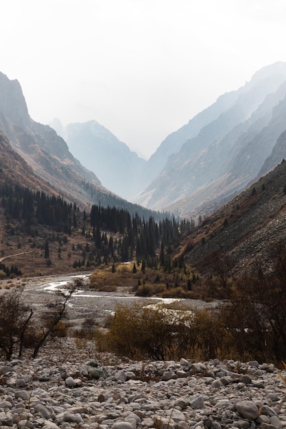 Herbstlandschaft über Bergpass, Nationalpark Ala Arch, Kirgisistan.