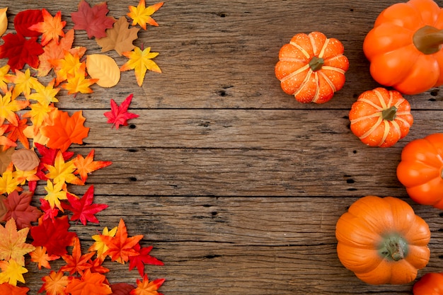 Herbstlaub auf hölzernem Hintergrund