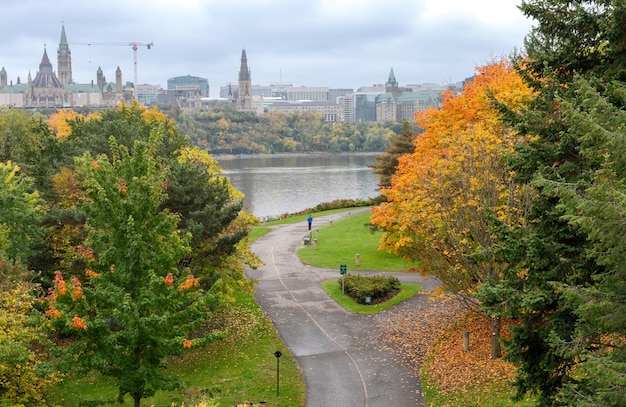 Herbstlaub in Ottawa Ontario Kanada Voyageurs Pathway herbstliche rote Blätter Landschaft