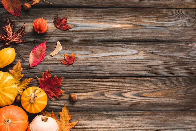 Foto herbstlaub mit nüssen auf holztisch