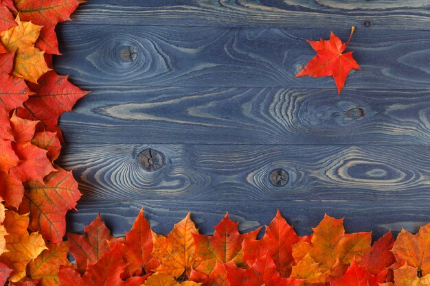 Herbstlaub über einem Holztisch