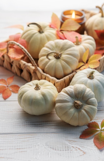 Herbstlaub und Kürbisse über altem Holzhintergrund