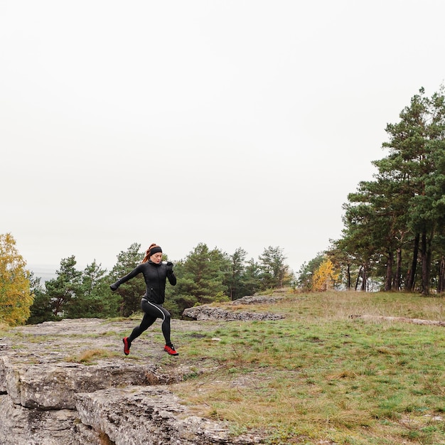 Herbstlauf im Freien Training im Wald