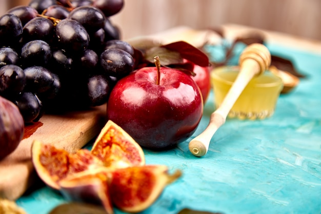 Herbstlebensmittelstillleben mit Jahreszeit trägt Traube, rote Äpfel und Feigen Früchte.