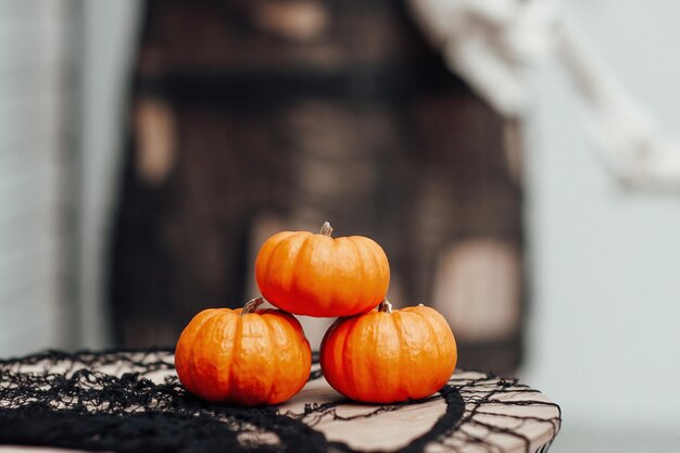 Herbstliche Ausstellung mit großen orangefarbenen Kürbissen auf Heuballen an Allerheiligen im Oktober. Herbstkürbisse für Halloween-Vorbereitung und Erntedankfest auf dem Stadtmarkt