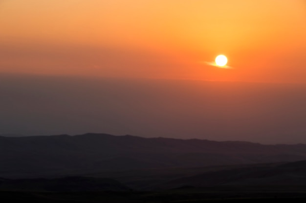 Herbstliche Berglandschaft und Aussicht bei Sonnenuntergang in Davitgareji, Georgia