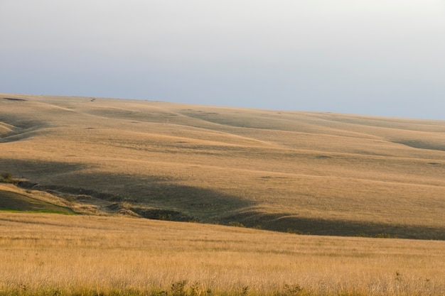 Herbstliche Berglandschaft und Aussicht bei Sonnenuntergang in Davitgareji, Georgia