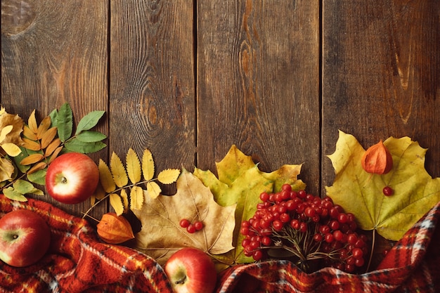 Herbstliche Gemütlichkeit reife Blätter mischen Holzoberflächenkonzept. Bunter Herbst.