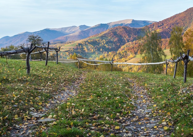 Herbstliche Karpaten und schmutziger Landschaftsweg Ukraine