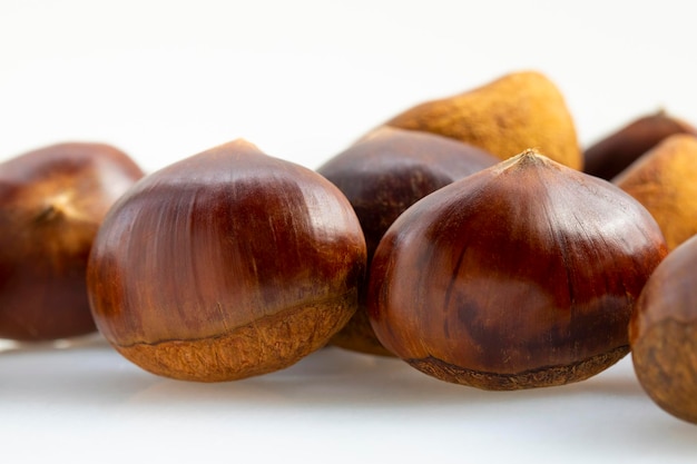 Herbstliche Köstlichkeiten, Kastanien vor weißem Hintergrund